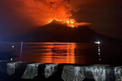 En esta imagen difundida por la Agencia Regional de Manejo de Desastres de Sitaro, se puede ver lava ardiente que brilla en el cráter del monte Ruang durante su erupción en la isla Sangihe, el miércoles 17 de abril de 2024, en Indonesia. (BPBD Sitaro vía AP)