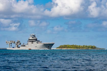En esta imagen difundida por la Fuerza de Defensa de Nueva Zelanda, el HMNZS Manawanui llega la laguna Funafuti, el 7 de septiembre de 2022, en Tuvalu. (PO Christopher Weissenborn/NZDF vía AP)