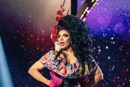 En esta imagen difundida por Paramount+, la drag mexicana Regina Voce, participante de la competencia "Queen of The Universe" que se estrena en el servicio de streaming el jueves. (Guy Levy/Paramount+ vía AP)