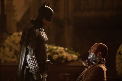 En esta imagen difundida por Warner Bros. Pictures, Robert Pattinson, a la izquierda, y Peter Sarsgaard en una escena de "The Batman". (Jonathan Olley/Warner Bros. Pictures vía AP)