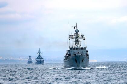 En esta imagen distribuida el 14 de abril de 2021 por el departamento de prensa del Ministerio de Defensa de Rusia, buques de la Armada rusa participan en maniobras militares en el Mar Negro. (Departamento de prensa del Ministerio de Defensa de Rusia, vía AP)