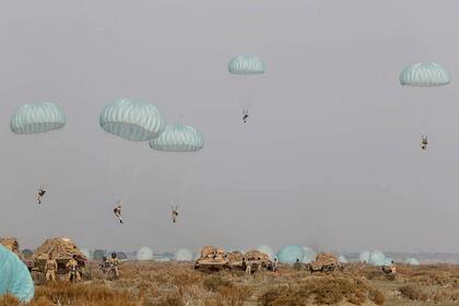 Paracaidistas del ejército iraní durante el ejercicio militar realizado hoy