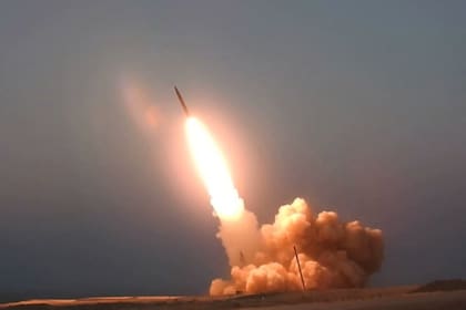 En esta imagen, distribuida por el cibersitio oficial del Ministerio de Defensa de Irán el 20 de agosto de 2020, se dice que se muestra el lanzamiento del misil "Mártir Hajj Qassem", en una ubicación no revelada en Irán