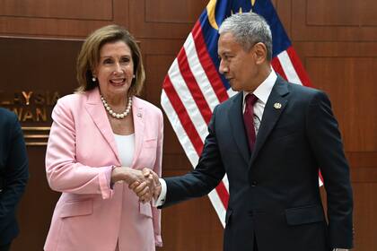 En esta imagen distribuida por el Departamento de Información de Malasia, la presidenta de la Cámara de Representantes de Estados Unidos, Nancy Pelosi (izquierda), saluda a su homólogo malayo, Azhar Azizan Harun, en el Parlamento, en Kuala Lumpur, el 2 de agosto de 2022. (Departamento de Información de Malasia vía AP)