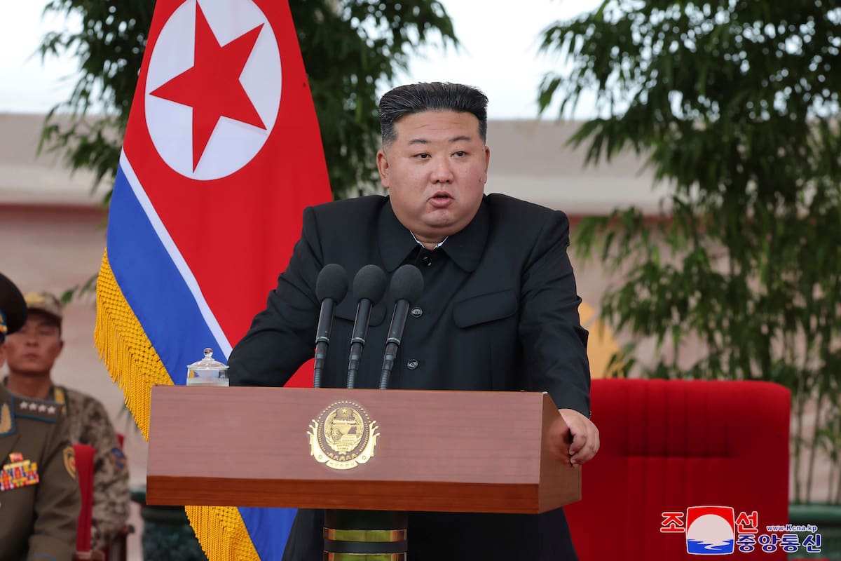 En esta imagen distribuida por el gobierno norcoreano, el líder de Corea del Norte, Kim Jong Un, habla durante una visita a una unidad de helicópteros de la Fuerza Aérea para elogiar a las tropas por ayudar a rescatar a la población en las recientes inundaciones, en una ubicación no revelada en Corea del Norte, el 2 de agosto de 2024. (Agencia Central de Noticias de Corea/Korea News Service vía AP)