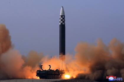 En esta imagen, distribuida por el gobierno de Corea del Norte, se muestra lo que se dice que es una prueba de lanzamiento del misil balístico intercontinental Hwasong-17, en una ubicación no revelada, en Corea del Norte, el 24 de marzo de 2022. (Agencia Central de Noticias de Corea/Korea News Service vía AP)