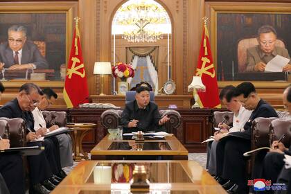 En esta imagen, distribuida por el gobierno de Corea del Norte, el líder del país, Kim Jong Un (centro), durante una reunión con altos cargos del partido gobernante, en Pyongyang, el 7 de junio de 2021. (Agencia Central de Noticias de Corea/Korea News Service vía AP)