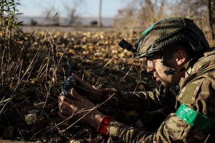 En esta imagen, distribuida por el servicio de prensa de la 24ta Brigada Mecanizada, un soldado de la unidad instala minas antipersona y obstáculos no explosivos cerca de Chasiv Yar, en la región de Donetsk, Ucrania, el 30 de octubre de 2024. (Oleg Petrasiuk/servicio de prensa de la 24ta Brigada Mecanizada de Ucrania vía AP)