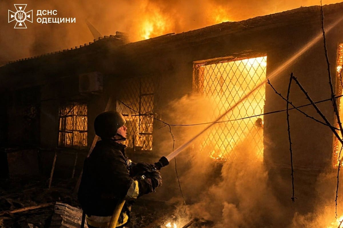 En esta imagen, distribuida por el Servicio de Emergencias de Ucrania, bomberos tratan de sofocar un incendio tras un ataque ruso con drones en la región de Odesa, Ucrania, el 2 de mayo de 2026. (Servicio de Emergencias de Ucrania vía AP)