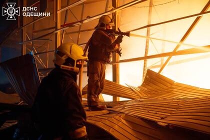 En esta imagen, distribuida por el Servicio de Emergencias de Ucrania, personal de emergencias trabaja para extinguir un incendio tras un ataque ruso en la región de Odesa, Ucrania, el 29 de enero de 2026