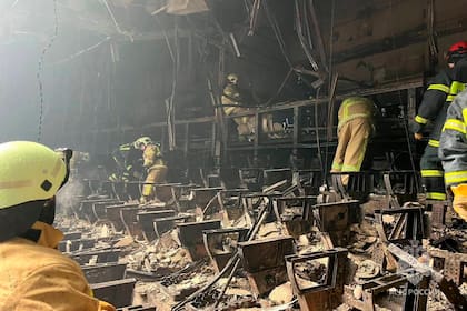En esta imagen distribuida por el servicio de prensa del Ministerio de Emergencias de Rusia el 23 de marzo de 2024, rescatistas trabajan en el interior del Crocus City Hall, en Moscú, Rusia, un día después de un ataque reivindicado por el grupo Estado Islámico que causó decenas de muertos. (Servicio de prensa del Ministerio de Emergencias de Rusia vía AP)