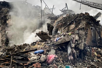 En esta imagen, distribuida por Ihor Moroz, jefe de la administración militar de la región de Donetsk, rescatistas trabajan en un edificio dañado por los bombardeos, en Novogrodivka, Ucrania, el 30 de noviembre de 2023. (Ihor Moroz, jefe de la administración militar de la región de Donetsk, vía AP)