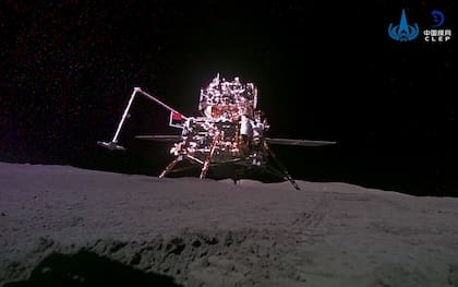 En esta imagen distribuida por la agencia espacial de China, CNSA, se muestra a la sonda espacial Chang'e-6 en una foto tomada por un mini rover atras aterrizar en la superficie de la Luna, el 4 de 2024. (CNSA/Xinhua via AP)