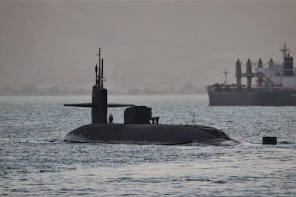 En esta imagen, distribuida por la Armada de Estados Unidos, muestra un submarino de misiles guiados con capacidad para transportar hasta 154 misiles Tomahawk