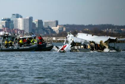 En esta imagen, distribuida por la Guardia Costera de Estados Unidos, se muestran los restos de un avión siniestrado en el río Potomac, cerca del Aeropuerto Nacional Ronald Reagan, el 30 de enero de 2025 en Washington. (Oficial de 2d clase Taylor Bacon, Guardia Costera de Estados Unidos, vía AP)