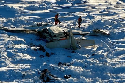 En esta imagen, distribuida por la Guardia Costera de Estados Unidos, se muestra una pequeña avioneta estrellada en el oeste de Alaska