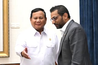 Director del FBI devuelve objetos culturales saqueados al presidente de Indonesia