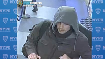En esta imagen, distribuida por la policía de la Ciudad de Nueva York, se muestra a un hombre buscado en relación con la investigación del asesinato del director general de UnitedHealthcare, Brian Thompson, en el exterior de un hotel de Manhattan, el 4 de diciembre de 2024. (Departamento de Policía de la Ciudad de Nueva York vía AP)