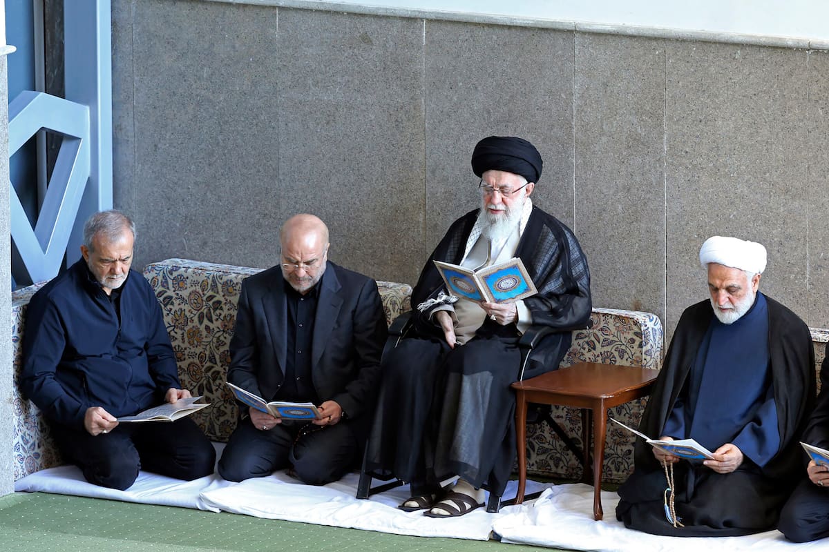 En esta imagen, distribuida por la web de la oficina del líder supremo de Irán, el ayatolá Ali Khamenei (segundo por la derecha), el jefe de la Judicatura, Gholam Hossein Mohseni Ejehei (derecha), el presidente del Parlamento, Mohammad Bagher Qalibaf (segundo por la izquierda) y el presidente del país, Masoud Pezeshkian, leen el Corán durante una ceremonia en honor del difunto líder de Hezbollah Hassan Nasrallah, en la mezquita Imán Jomeini, en Teherán, Irán, el 4 de octubre de 2024. (Oficina del líder supremo de Irán vía AP)