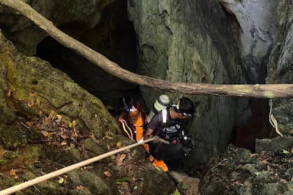 En esta imagen, distribuida por Metta Tham Rescue Kalasin, rescatistras tratan de llegar a las personas atrapadas en una cueva en la provincia de Xaisomboun, Laos, el 26 de mayo de 2026. (Metta Tham Rescue Kalasin vía AP)
