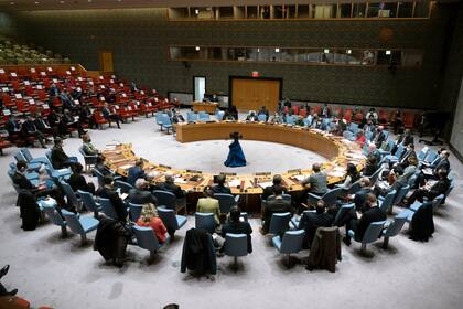 En esta imagen distribuida por Naciones Unidas, el Consejo de Seguridad se reúne en una sesión de emergencia sobre Ucrania, 21 de febrero de 2002, en la sede de la ONU. (Evan Schneider/Naciones Unidas vía AP)