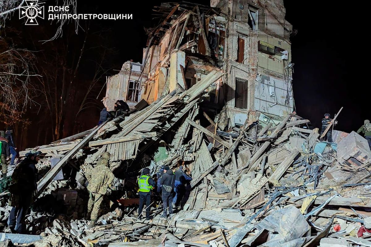 En esta imagen facilitada por el Servicio de Emergencias de Ucrania el miércoles 25 de diciembre de 2024, los bomberos trabajan en el solar de un edificio de apartamentos destruido por un ataque ruso en Kryvyi Rih, Ucrania. (Ukrainian Emergency Service via AP)