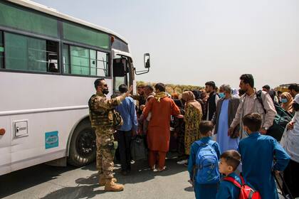 En esta imagen facilitada por la Infantería de Marina de Estados Unidos, efectivos militares alamanes procesan a evacuados en el aeropuerto internacional Hamid Karzai en Kabul, Afganistán, el sábado 28 de agosto de 2021. (Cabo Davis Harris/Infantería de Marina de EEUU vía AP)