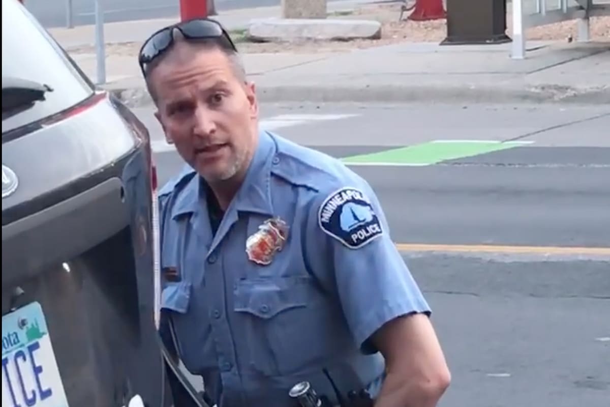 En esta imagen fija tomada el 25 de mayo de 2020, de un video cortesía de Darnella Frazier a través de Facebook, se muestra al oficial de policía de Minneapolis, Derek Chauvin, durante el arresto de George Floyd