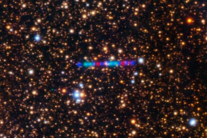 En esta imagen inédita del cometa 3I/ATLAS se observa su trayectoria a través del sistema solar. Foto: International Gemini Observatory, NOIRLab