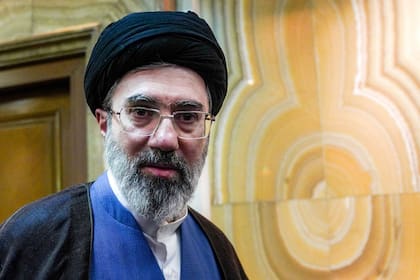 En esta imagen obtenida de la agencia de noticias iraní ISNA, Mojtaba Khamenei