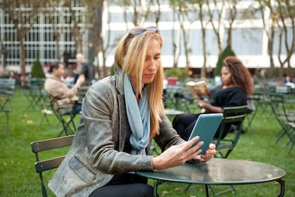En esta imagen oficial, se ve el Nook (e-book de Barnes & Noble)