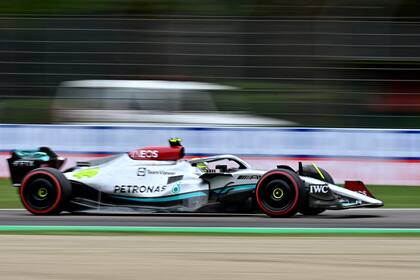 En esta imagen parece rápido, pero el Mercedes de Hamilton no es lo suficientemente veloz... y no progresa.