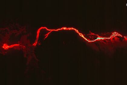 En esta imagen por satélite proporcionada por Maxar Technologies, muestra una vista general de la lava fluyendo desde el volcán de Cumbre Vieja, en la isla española de La Palma, el miércoles 29 de agosto de 2021. (Imagen por satélite ©2021 Maxar Technologies via AP)