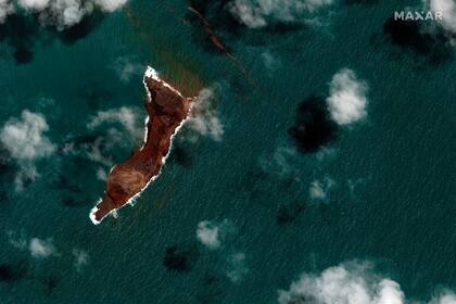 En esta imagen por satélite proporcionada por Maxar Technologies, una vista del volcán Hunga Tonga Hunga Ha'apai en Tonga, el martes 18 de enero de 2022, tras una enorme erupción volcánica submarina. (Satellite image ©2022 Maxar Technologies via AP)
