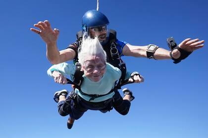 En esta imagen, proporcionada por Daniel Wilsey, se muestra a Dorothy Hoffner, de 104 años, durante un salto en paracaídas en tandem con Derek Baxter que la convirtió en la persona más mayor del mundo en hacerlo. (Daniel Wilsey vía AP)