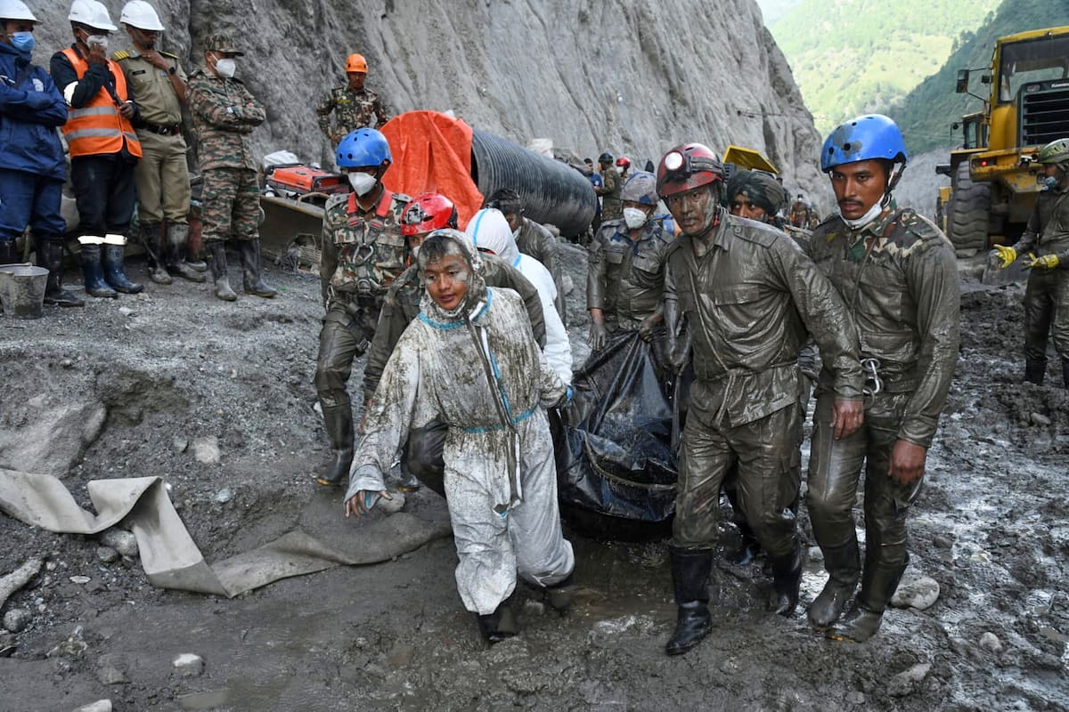 En esta imagen proporcionada por el Ejército de Nepal, soldados nepalíes llevan los cuerpos de trabajadores recuperados durante una operación de búsqueda y rescate en la instalación hidroeléctrica Chilime tras unas inundaciones repentinas en el distrito nepalí de Rasuwa, el miércoles 16 de septiembre de 2026.