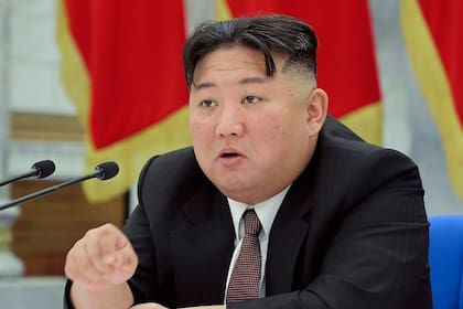 En esta imagen proporcionada por el gobierno norcoreano, el líder de Corea del Norte, Kim Jong Un, habla durante una reunión del Partido de los Trabajadores de Corea en la sede del partido en Pyongyang, Corea del Norte, el 30 de diciembre de 2022.