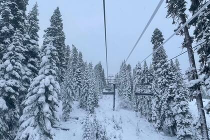 En esta imagen proporcionada por el Resort Northstar Ski, nieve nueva rodea sus instalaciones en Truckee, California, el lunes 13 de diciembre de 2021. (Shannon Buhler/Northstar Ski Resort vía AP)