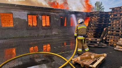 En esta imagen proporcionada por el Servicio Ucraniano de Emergencia, un bombero apaga el incendio tras un ataque ruso en la región de Kiev, Ucrania, el miércoles 9 de julio de 2025. (Servicio Ucraniano de Emergencia via AP)