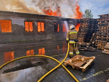 En esta imagen proporcionada por el Servicio Ucraniano de Emergencia, un bombero apaga el incendio tras un ataque ruso en la región de Kiev, Ucrania, el miércoles 9 de julio de 2025. (Servicio Ucraniano de Emergencia via AP)