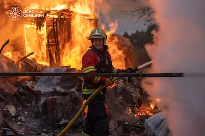 En esta imagen proporcionada por el Servicio Ucraniano de Emergencias, bomberos extinguen un incendio en viviendas particulares tras un ataque aéreo ruso en Sumy, Ucrania, el miércoles 16 de septiembre de 2026