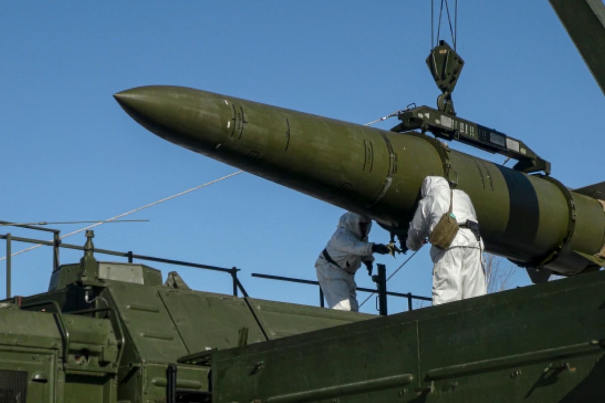 En esta imagen proporcionada por el servicio de prensa del Ministerio ruso de Defensa el 2 de febrero de 2024, tropas rusas cargan un misil Iskander en un lanzador móvil en un lugar no revelado de Rusia