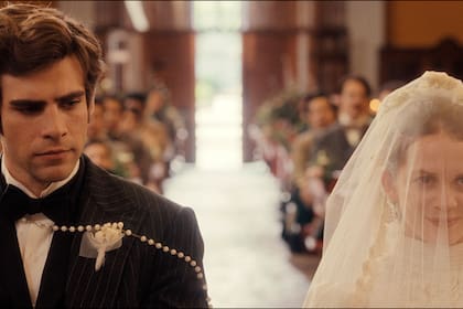 En esta imagen proporcionada por HBO, Andrés Baida, izquierda, y Ana Valeria Becerril en una escena de "Como agua para chocolate". (HBO vía AP)