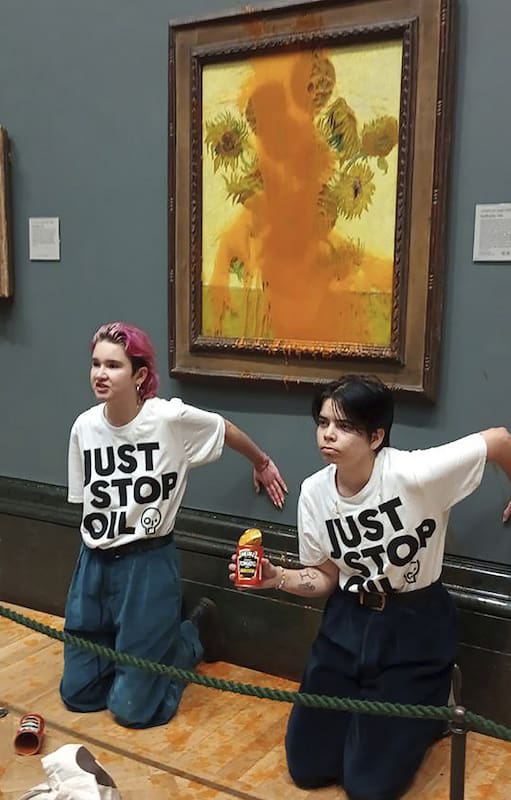En esta imagen proporcionada por Just Stop Oil, dos manifestantes que arrojaron sopa enlatada a “Los girasoles” de Vincent Van Gogh de 1888 en la Galería Nacional de Londres el 14 de octubre de 2022. El grupo Just Stop Oil, dijo que la protesta del viernes fue en contra de los nuevos proyectos de petróleo y gas del gobierno británico. La Policía Metropolitana de Londres arrestó a dos sospechosos.