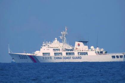 En esta imagen proporcionada por la Guardia Costera Filipina, un barco guardacostas chino patrulla el Mar de la China Meridional, en algún momento entre el 13 y el 14 de abril de 2021. (Guardia Costera Filipina via AP)