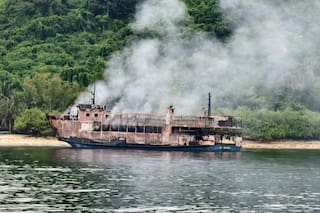 Bomberos filipinos entran en transbordador calcinado mientras se busca a 84 desaparecidos