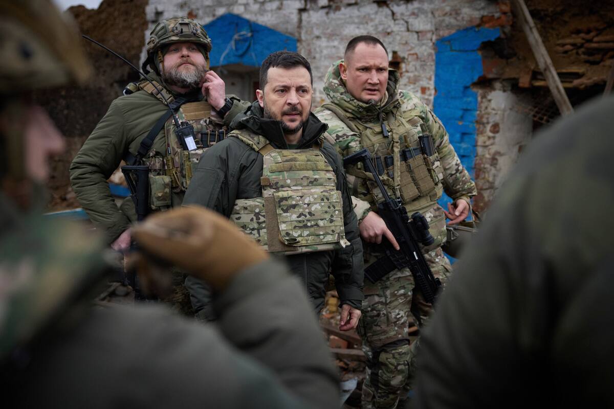 En esta imagen proporcionada por la oficina de presidencia de Ucrania, el presidente de Ucrania, Volodimir Zelensky, durante su visita a la región de Zaporiyia, donde se producen intensos combates con tropas rusas, en Ucrania, el domingo 4 de febrero de 2024. (Oficina de presidencia de Ucrania via AP)
