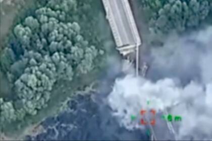 En esta imagen proporcionada por la oficina de prensa del Ministerio ucraniano de Defensa, un puente de importancia estratégica sobre el río Seym es destruido por tropas ucranianas mientras continúan su incursión en la región de Kursk, Rusia, el viernes 16 de agosto de 2024. (Oficina de prensa del Ministerio ucraniano de Defensa via AP)