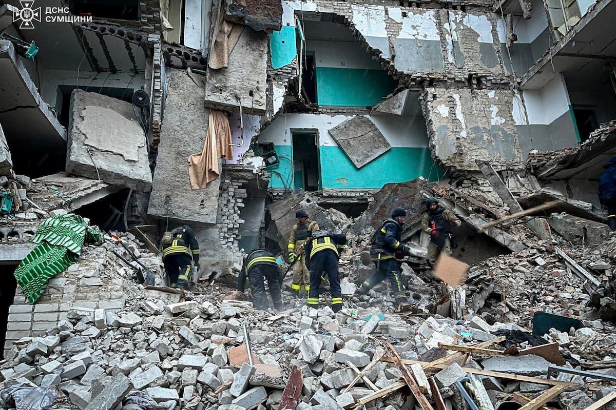 En esta imagen, proporcionada por los Servicios de Emergencia de Ucrania el 19 de noviembre de 2024, rescatistas retiran los escombros de un edificio residencial destruido por un ataque ruso en Hlukhiv, Ucrania. (Servicios de Emergencia de Ucrania vía AP)