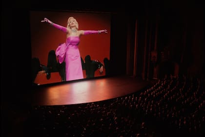 En esta imagen proporcionada por Netflix Ana de Armas como Marilyn Monroe en una escena de Blonde. (Netflix vía AP)